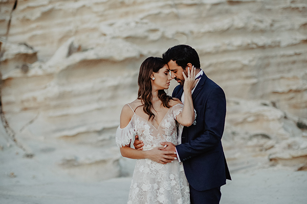 Ρομαντικός φθινοπωρινός γάμος στη Λεμεσό με λευκά τριαντάφυλλα | Γεωργία & Γιάννης