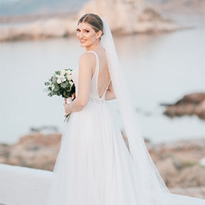 Ρομαντικός καλοκαιρινός γάμος στη Λέσβο με λευκά τριαντάφυλλα | Γαβριέλλα & Βασίλης