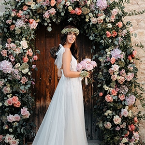 Πανέμορφος destination γάμος στo Minthis με pale pink τριαντάφυλλα | Sara & Adam