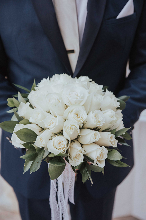 Ρομαντική νυφική ανθοδέσμη με λευκά τριαντάφυλλα