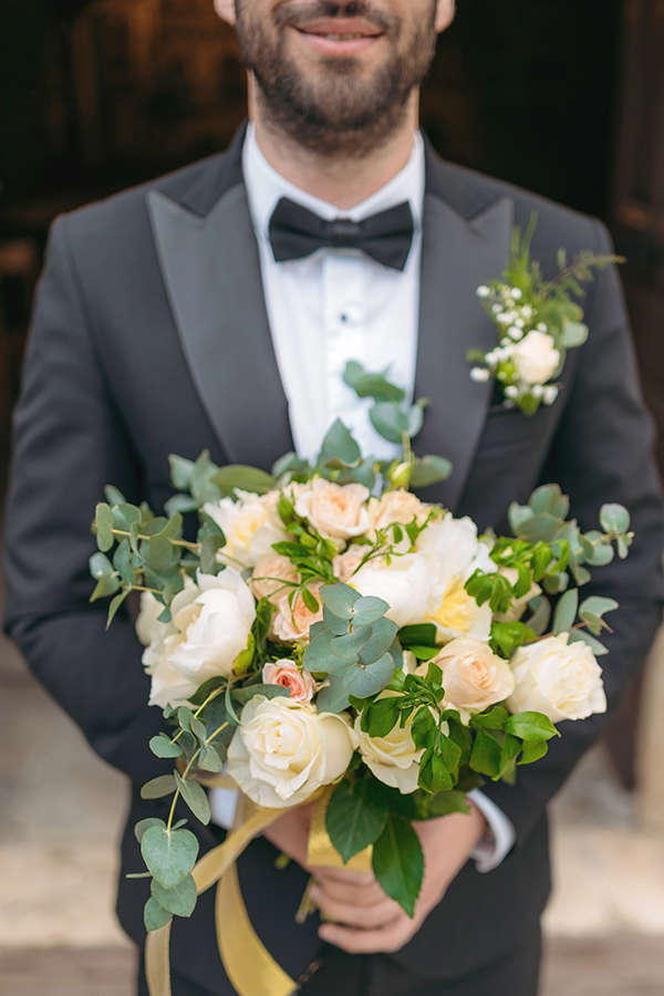 Όμορφη νυφική ανθοδέσμη με λευκές παιώνιες και τριαντάφυλλα