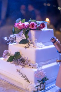 Ολόλευκη γαμήλια τούρτα με ροζ λουλούδια
