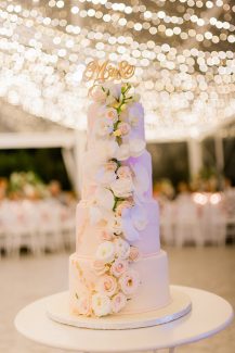 Εντυπωσιακή τετραώροφη γαμήλια τούρτα με τριαντάφυλλα