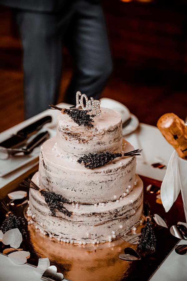 Τριώροφη γαμήλια τούρτα με όμορφες λεπτομέρειες