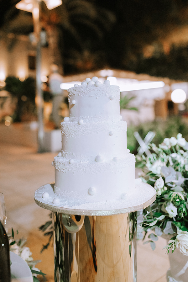 Ολόλευκη τριώροφη γαμήλια τούρτα