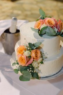 Διώροφη τούρτα γάμου με πορτοκαλί τριαντάφυλλα