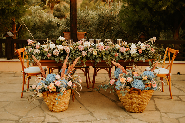 Ρομαντικός στολισμός γαμήλιου τραπεζιού με τριαντάφυλλα και ορτανσίες