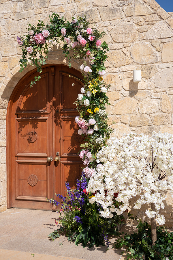 Ρομαντικός στολισμός εισόδου εκκλησίας με απαλά ροζ τριαντάφυλλα