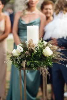 Στολισμός λαμπάδας γάμου με λευκά τριαντάφυλλα και pampas grass