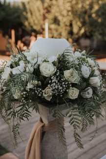 Λαμπάδα γάμου με λευκά λουλούδια