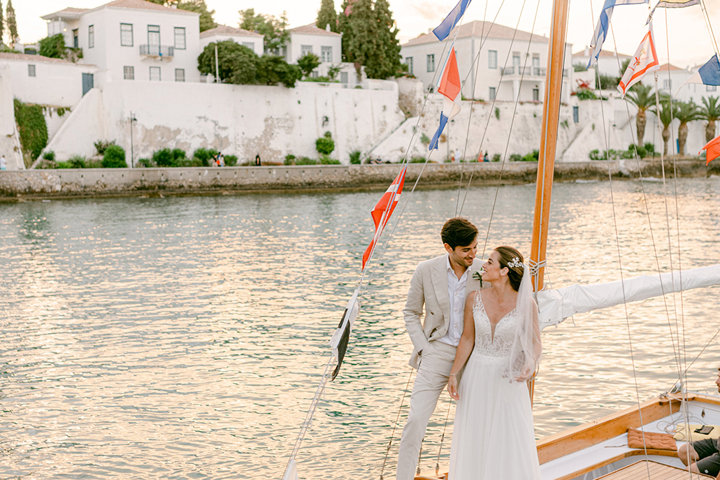 Destination καλοκαιρινός γάμος στις Σπέτσες με λευκά άνθη | Rebecca & Hakan