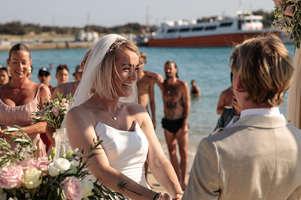 Ρομαντικός destination γάμος στη Νάξο με ροζ τριαντάφυλλα | Trude & Jonas