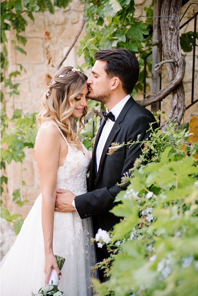 Ρομαντικός καλοκαιρινός γάμος στη Θεσσαλονίκη με λευκές ορτανσίες | Αθηνά & Χάρης
