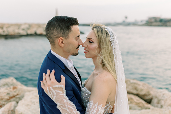 Ultra romantic καλοκαιρινός γάμος στη Λευκωσία με γαλάζιες ορτανσίες | Άντρια & Αντώνης