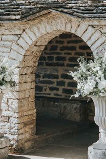 Στολισμός εισόδου εκκλησίας με λευκά τριαντάφυλλα