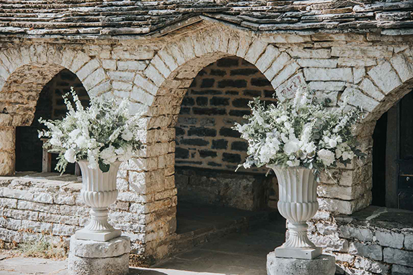 Στολισμός εισόδου εκκλησίας με λευκά τριαντάφυλλα