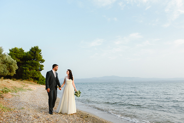 Ολόλευκος γάμος στην Εύβοια με ρομαντικές λεπτομέρειες | Αλεξάνδρα & Θανάσης