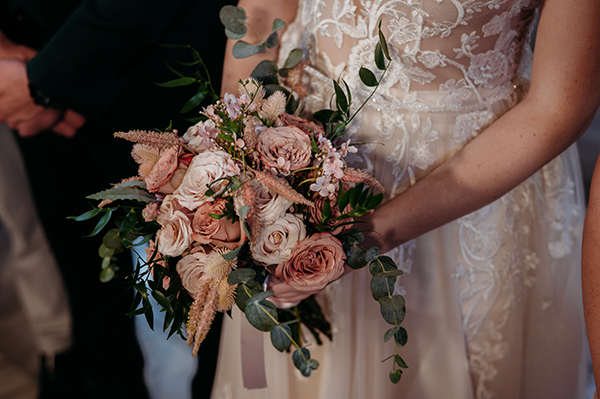 beautiful-fall-wedding-serres-peach-roses_16