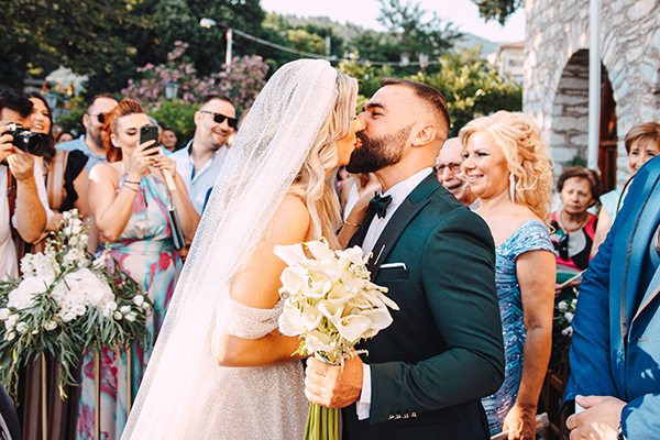 Πανέμορφος καλοκαιρινός γάμος στη Λάρισα με λευκά λουλούδια | Αντωνία & Σπύρος