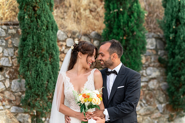 Όμορφος καλοκαιρινός γάμος στη Μάνη με πορτοκαλί τριαντάφυλλα | Τερέζα & Τάσος