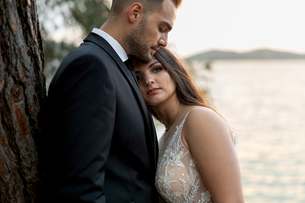 Ρομαντικός φθινοπωρινός γάμος στο Αγρίνιο με λευκά λουλούδια | Ελένη & Νίκος