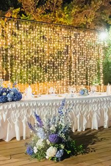 Ρομαντικός στολισμός γαμήλιου τραπεζιού με μπλε ορτανσίες