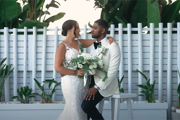 Ρομαντικό βίντεο γάμου στο Galu Seaside με λευκά άνθη | Έλενα & Kieran