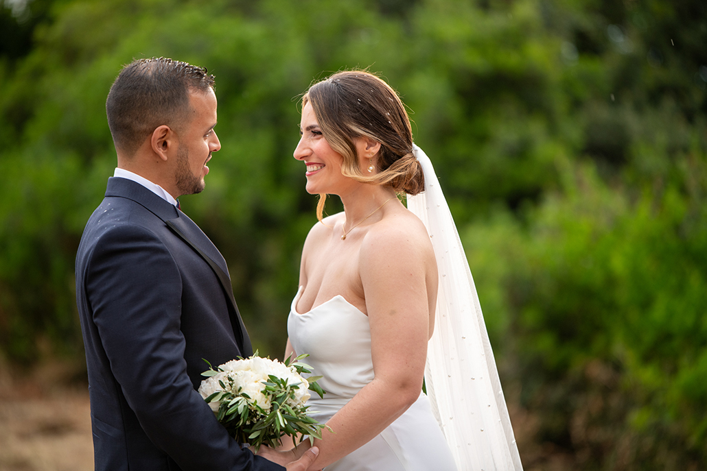 Καλοκαιρινός γάμος στην Πάτρα με λευκά τριαντάφυλλα | Χριστίνα & Carlos
