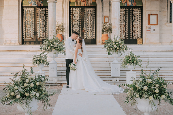All white καλοκαιρινός γάμος στο Βόλο με τριαντάφυλλα | Αντιγόνη & Κωνσταντίνος
