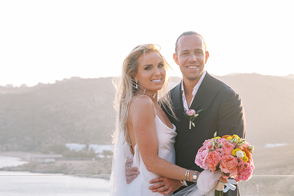 Destination γάμος στη Μύκονο με πολύχρωμα λουλούδια | Charli & Jon