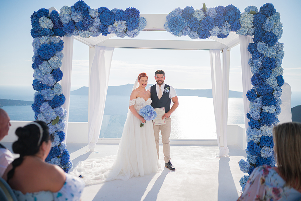 Destination γάμος στη Σαντορίνη με μπλε ορτανσίες | Abbey & Curtis