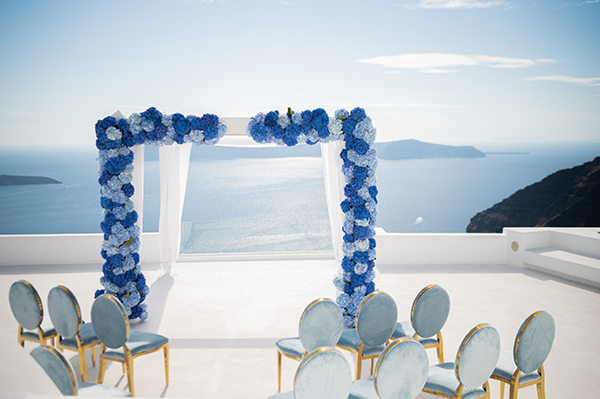 destination-wedding-santorini-blue-hudrangeas_06x