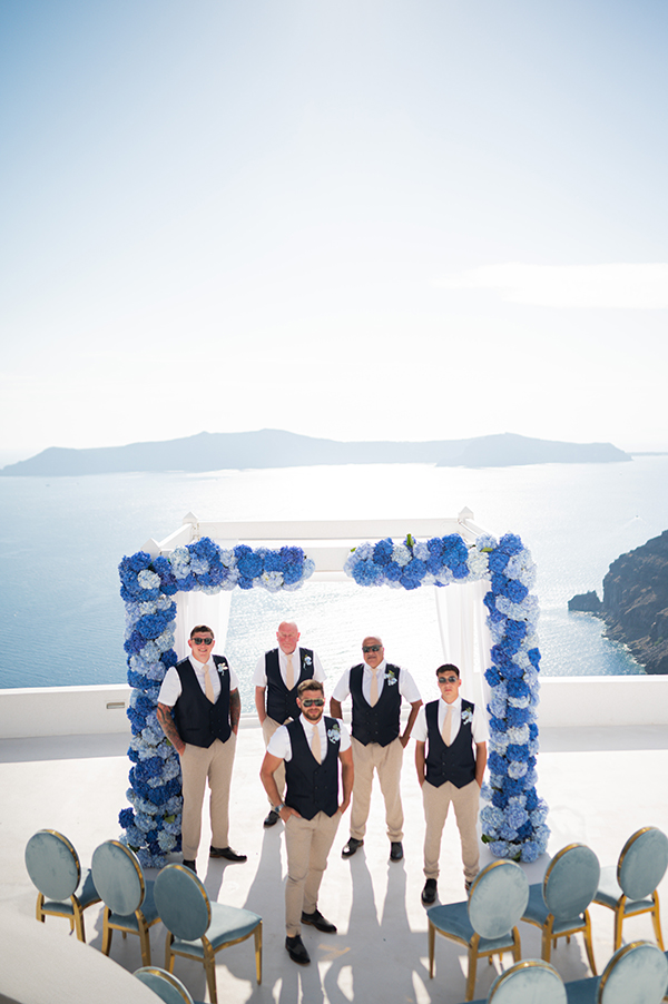 destination-wedding-santorini-blue-hudrangeas_10y