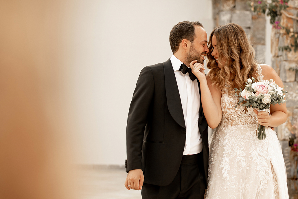 Ρομαντικός destination γάμος στην Κρήτη με soft pink λουλούδια | Marie & Θοδωρής