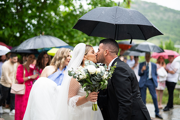 Καλοκαιρινός γάμος στη Δράμα με λευκά λουλούδια | Παρασκευή & Βασίλης