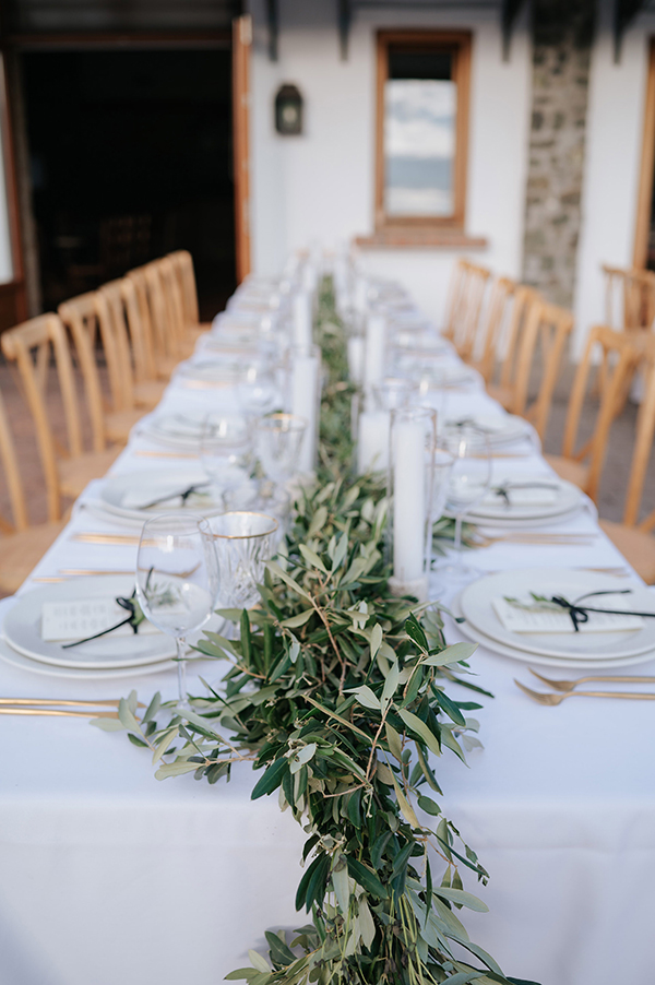 wedding-decoration-ideas-reception-olive-sleeves-gold-details_02