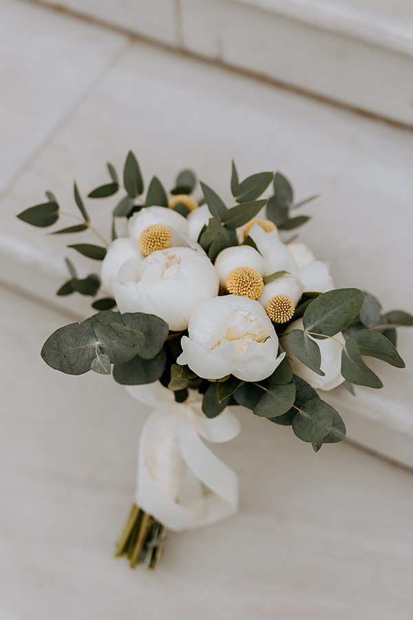 beautiful-classic-spring-wedding-white-flowers_10x