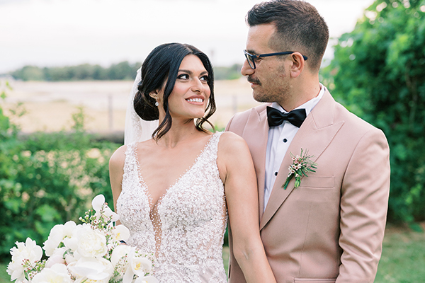 Όμορφος καλοκαιρινός γάμος στην Αθήνα με ρομαντικά λουλούδια | Σπυριδούλα & Κωνσταντίνος