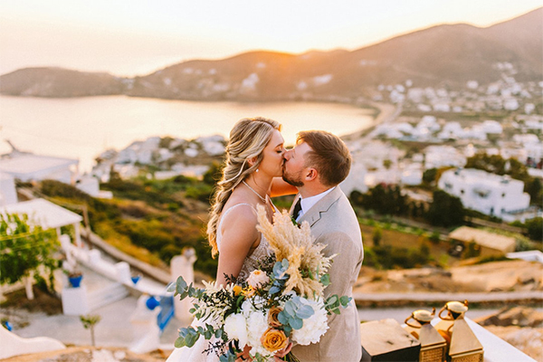 Μποέμ ανοιξιάτικος γάμος στην Ίο σε γήινες αποχρώσεις | Rennie & Seth