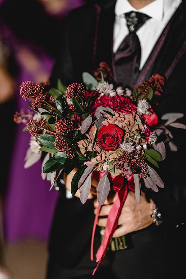 chic-winter-wedding-the-margi-hotel-flowers-red-tones_15