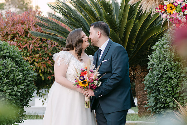 Πολύχρωμος ανοιξιάτικος γάμος στην Πάτρα με ζέρμπερες και ηλίανθους | Μαρία & Γιάννης