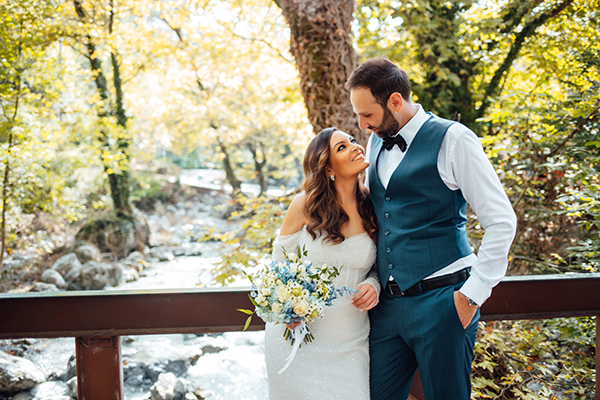 Όμορφος φθινοπωρινός γάμος στη Θεσσαλονίκη με γαλάζιες ορτανσίες | Ξένια & Λάμπρος