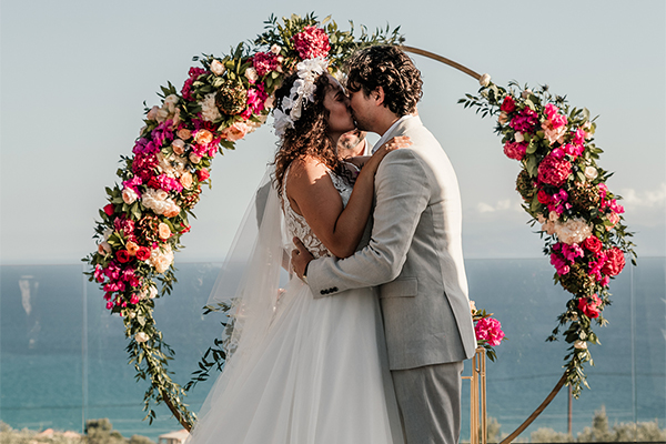 Όμορφος καλοκαιρινός γάμος στην Κεφαλονιά με φούξια βουκαμβίλια | Gina & Nick