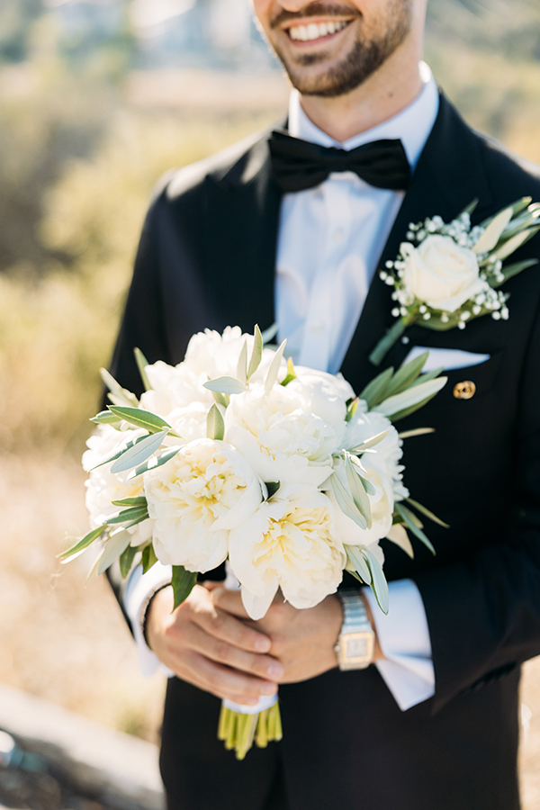minimal-chic-destination-wedding-volos-white-roses_16