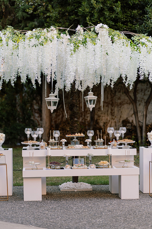 modern-summer-wedding-thessaloniki-white-purple-blooms_15