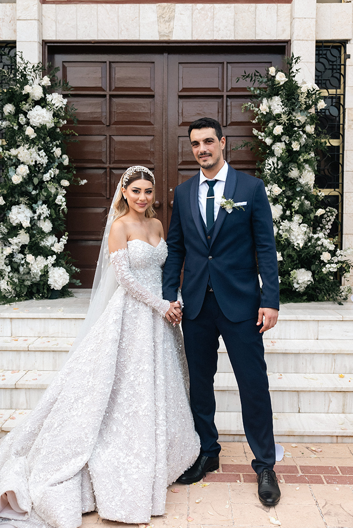Romantic-chic καλοκαιρινός γάμος στη Λάρνακα με λευκά λουλούδια | Μαρία & Αντρέας