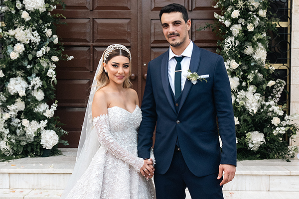 Romantic-chic καλοκαιρινός γάμος στη Λάρνακα με λευκά λουλούδια | Μαρία & Αντρέας
