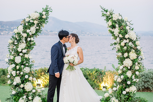 Romantic chic γάμος στην Αθηναϊκή Ριβιέρα με πλούσιο ανθοστολισμό│Sylvie & Justin