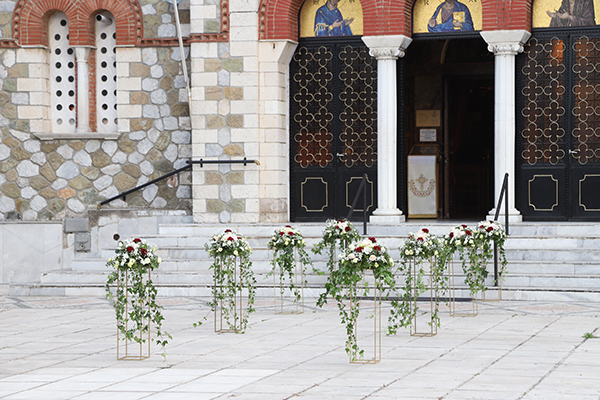 romantic-decoration-ideas-church-entrance-red-carnations_02