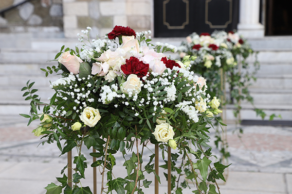 romantic-decoration-ideas-church-entrance-red-carnations_03